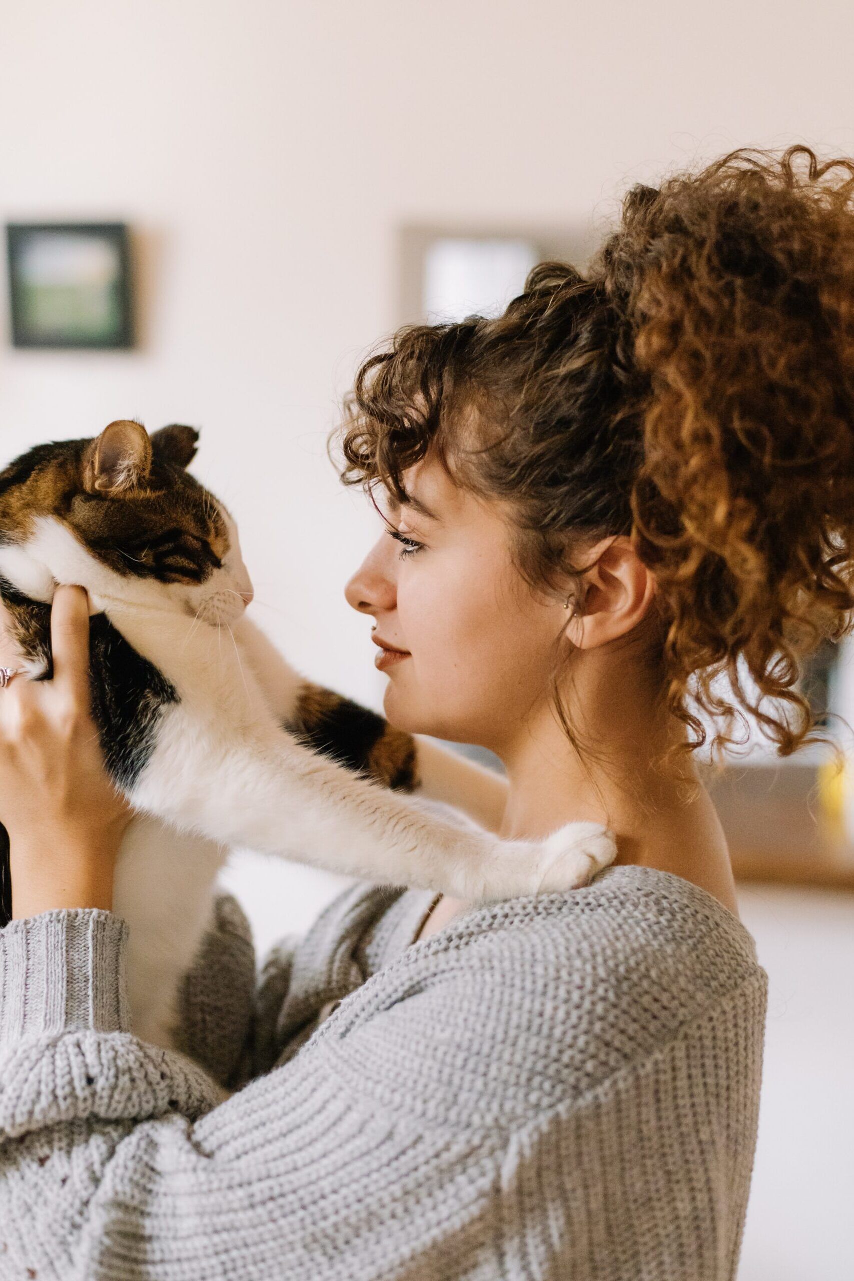 una mujer sostiene cariñosamente a su gato en su apartamento de Kissimmee