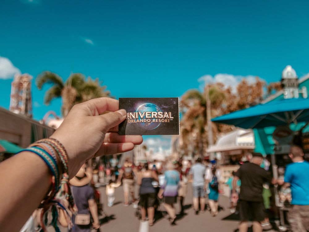 Person holding up a Universal Orlando Resort card